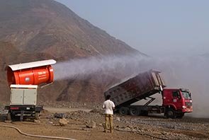 移動式噴霧機在四川金沙江施工現(xiàn)場作業(yè)